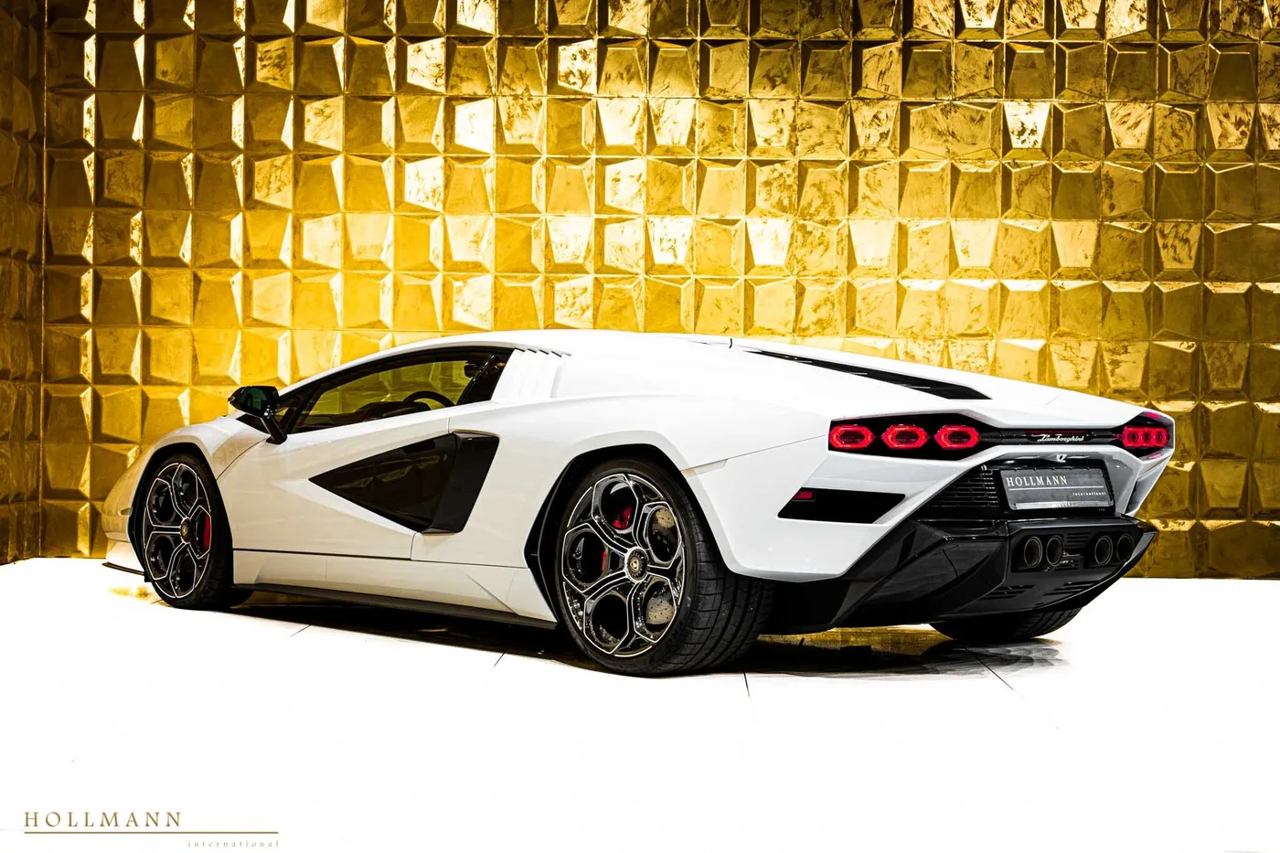 Lamborghini Countach LPI 800-4 offered by a specialist dealer in Stuhr, Germany, photo 5 of 8