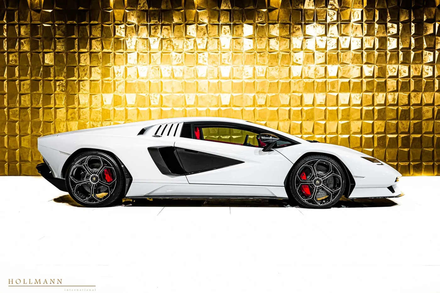 Lamborghini Countach LPI 800-4 offered by a specialist dealer in Stuhr, Germany, photo 8 of 8
