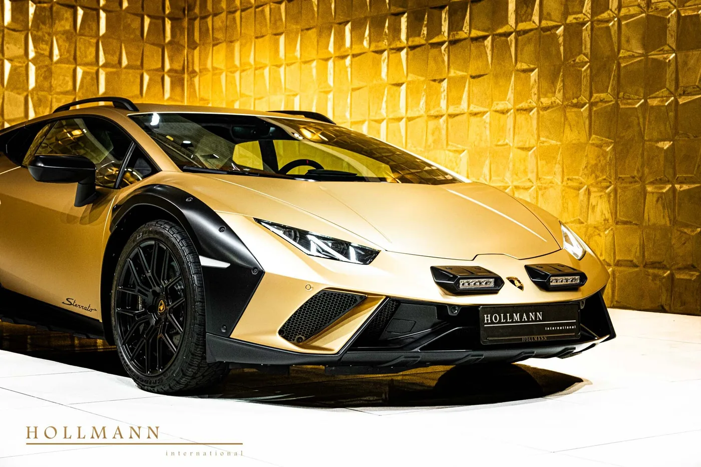 Lamborghini Huracán Sterrato offered by a specialist dealer in Stuhr, Germany, photo 2 of 8