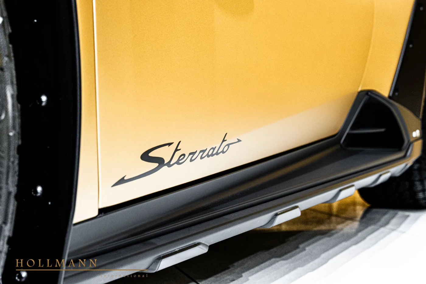 Lamborghini Huracán Sterrato offered by a specialist dealer in Stuhr, Germany, photo 5 of 8