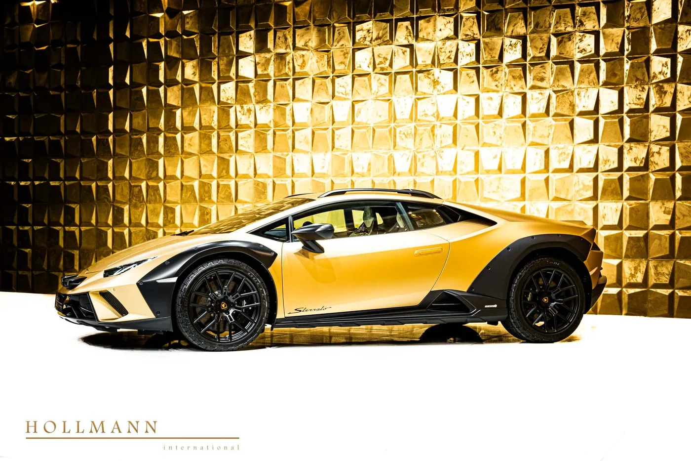 Lamborghini Huracán Sterrato offered by a specialist dealer in Stuhr, Germany, photo 7 of 8