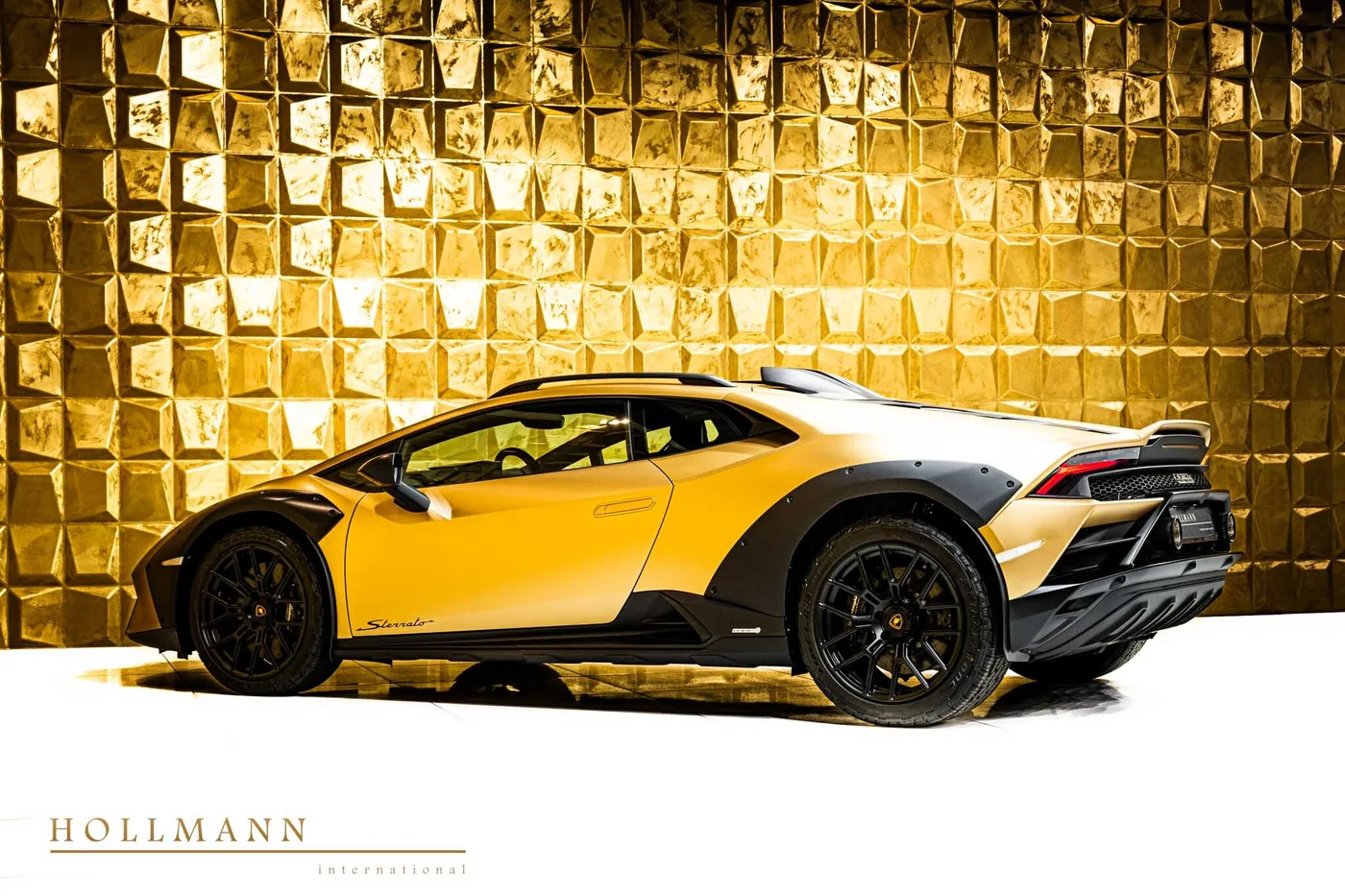 Lamborghini Huracán Sterrato offered by a specialist dealer in Stuhr, Germany, photo 8 of 8