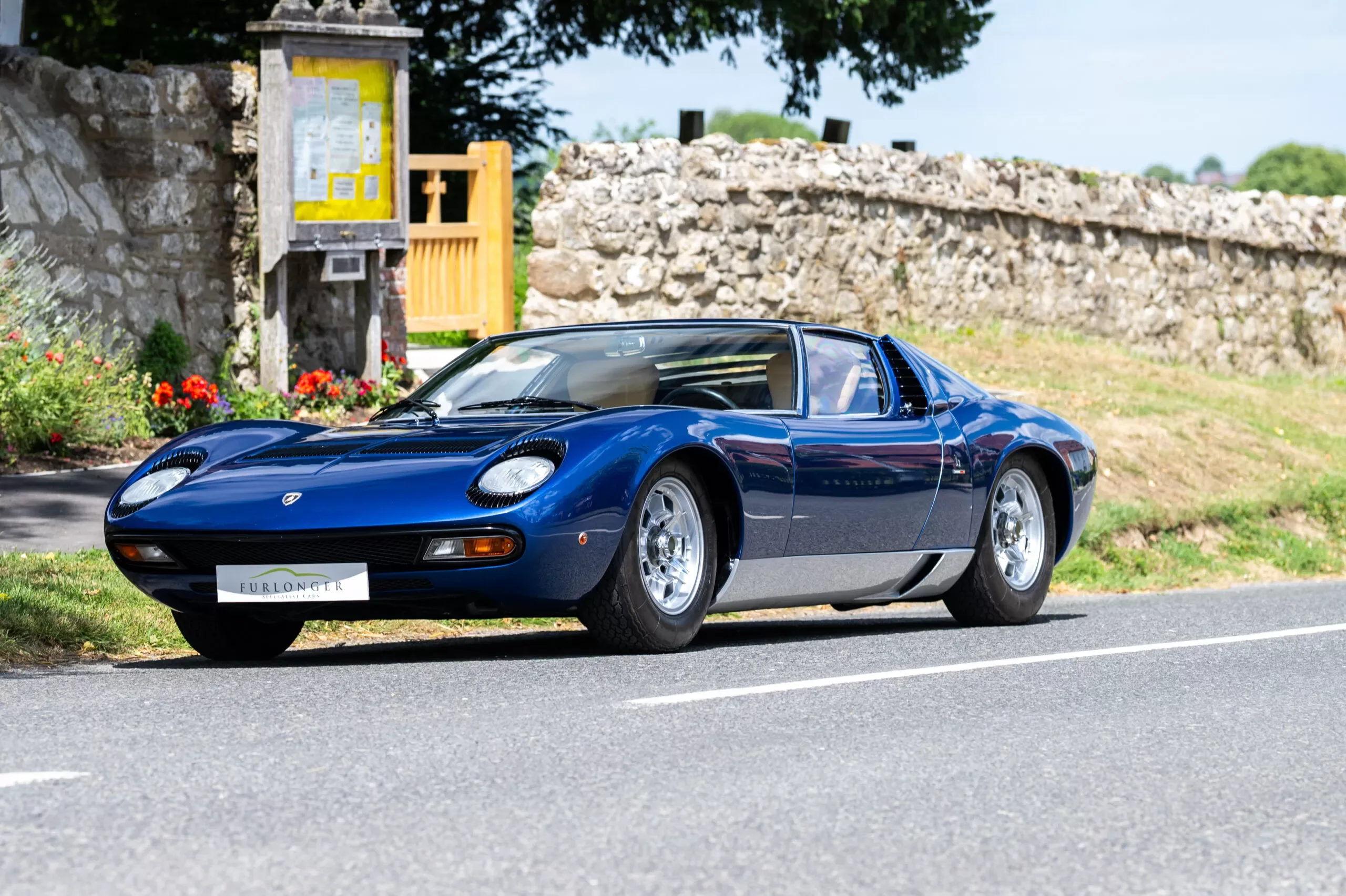Lamborghini Miura P400 proposta da un concessionario specializzato a Ashford, Regno Unito, foto principale
