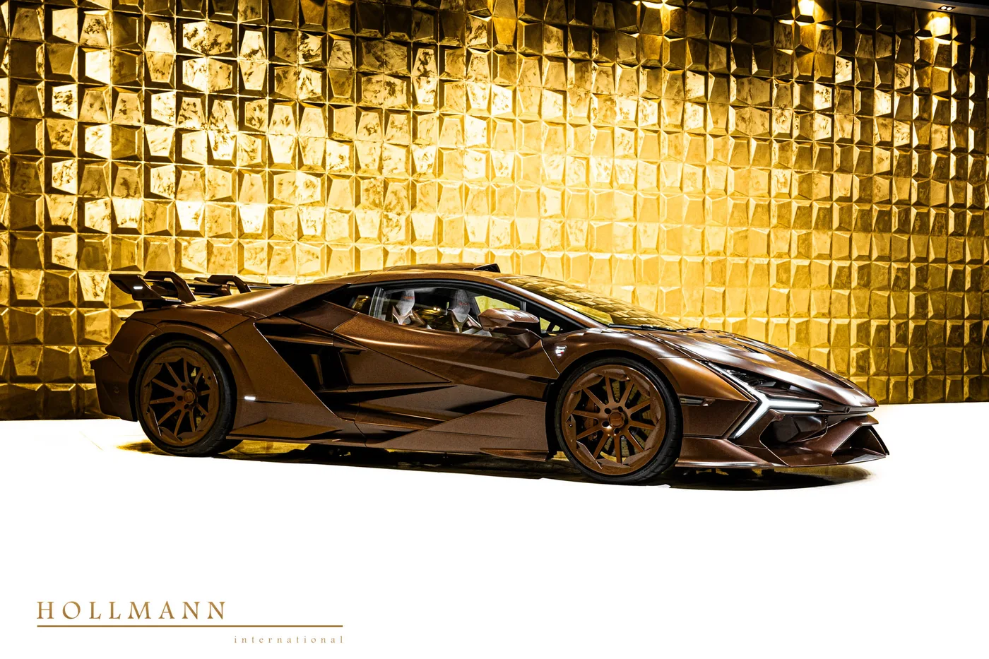 Lamborghini Revuelto proposée par un concessionnaire spécialisé à Stuhr, Allemagne, photo 2 sur 8