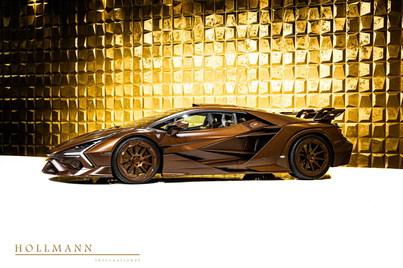 Lamborghini Revuelto proposée par un concessionnaire spécialisé à Stuhr, Allemagne, photo 3 sur 8