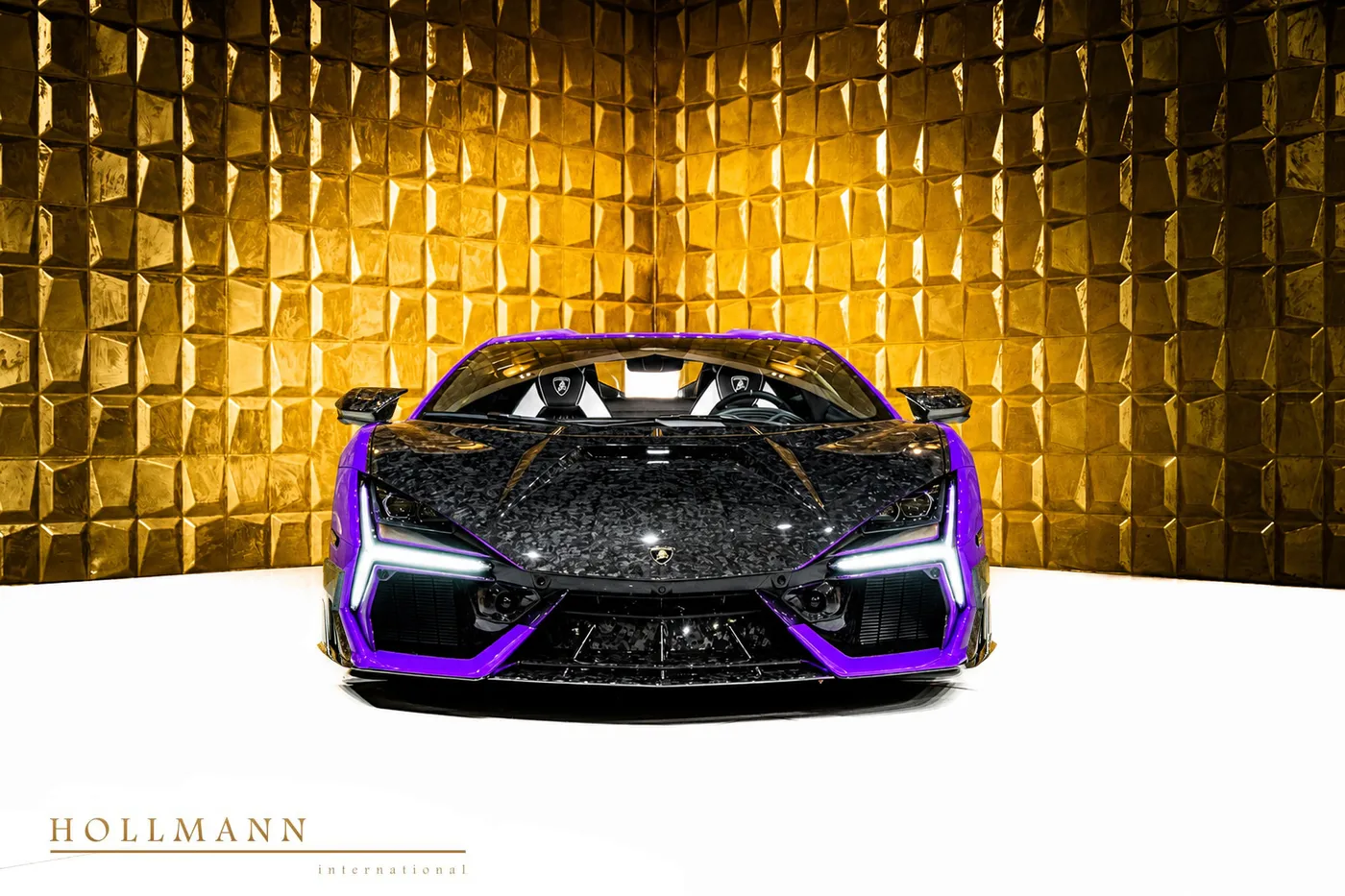 Lamborghini Revuelto offered by a specialist dealer in Stuhr, Germany, photo 2 of 8