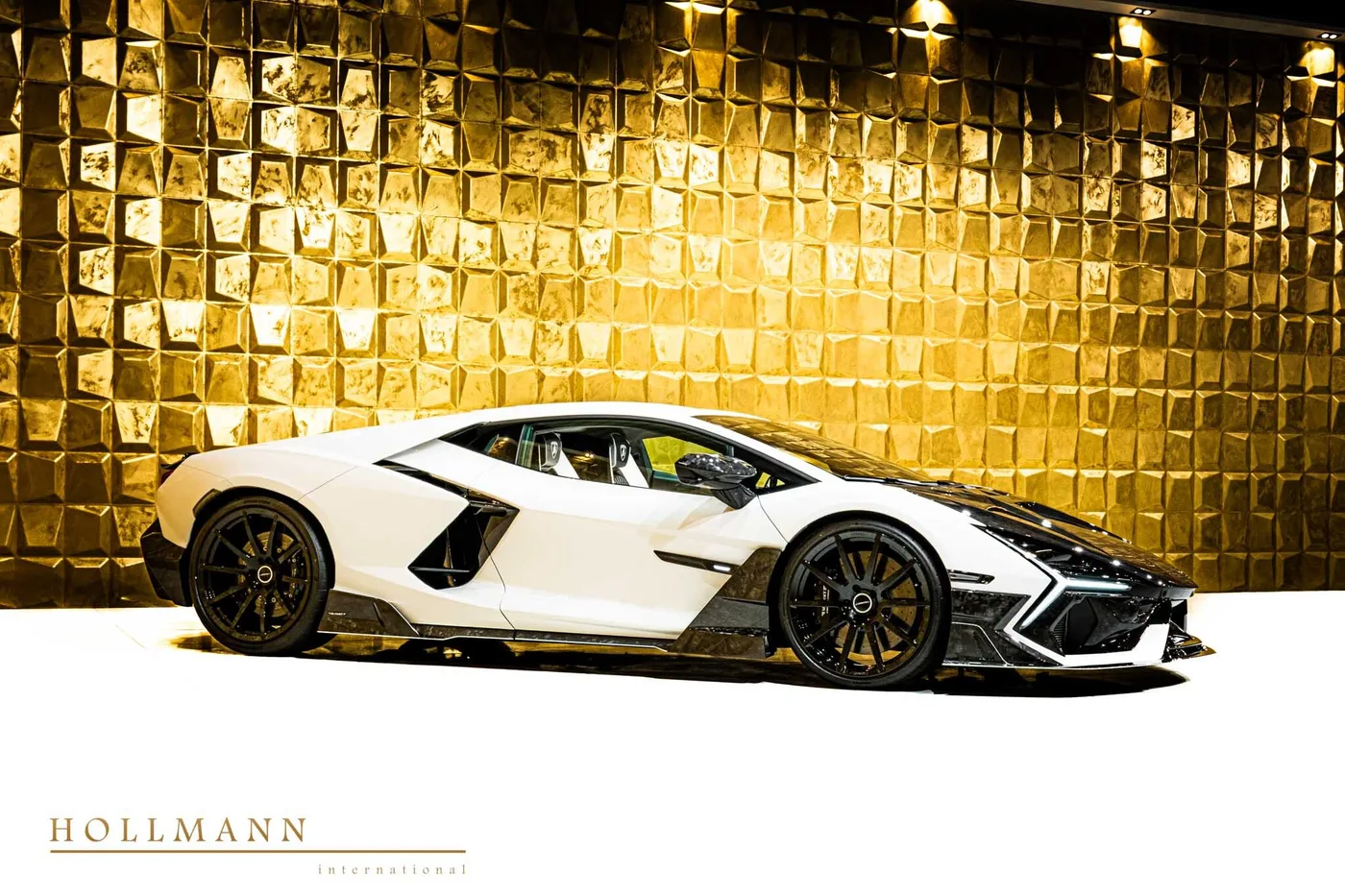 Lamborghini Revuelto offered by a specialist dealer in Stuhr, Germany, photo 2 of 8
