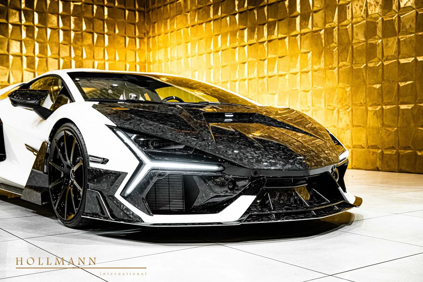 Lamborghini Revuelto offered by a specialist dealer in Stuhr, Germany, photo 3 of 8