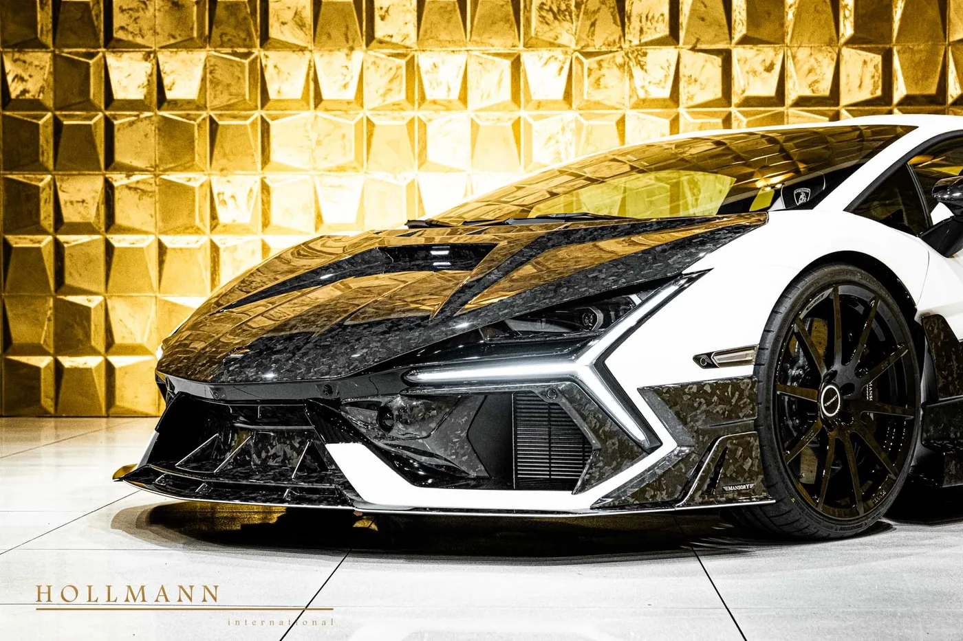 Lamborghini Revuelto offered by a specialist dealer in Stuhr, Germany, photo 5 of 8