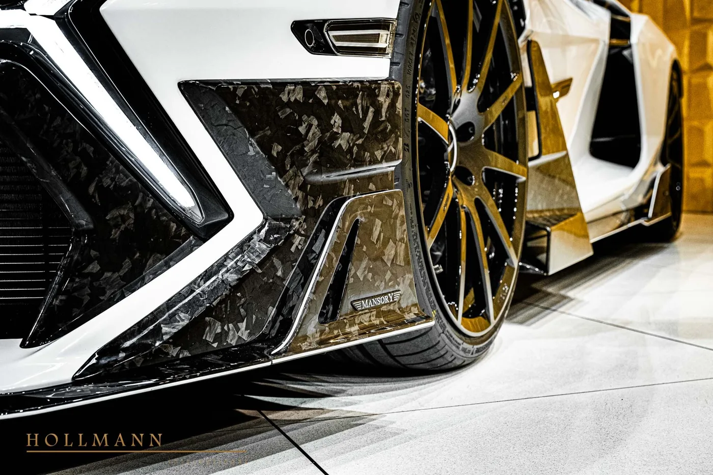 Lamborghini Revuelto offered by a specialist dealer in Stuhr, Germany, photo 7 of 8