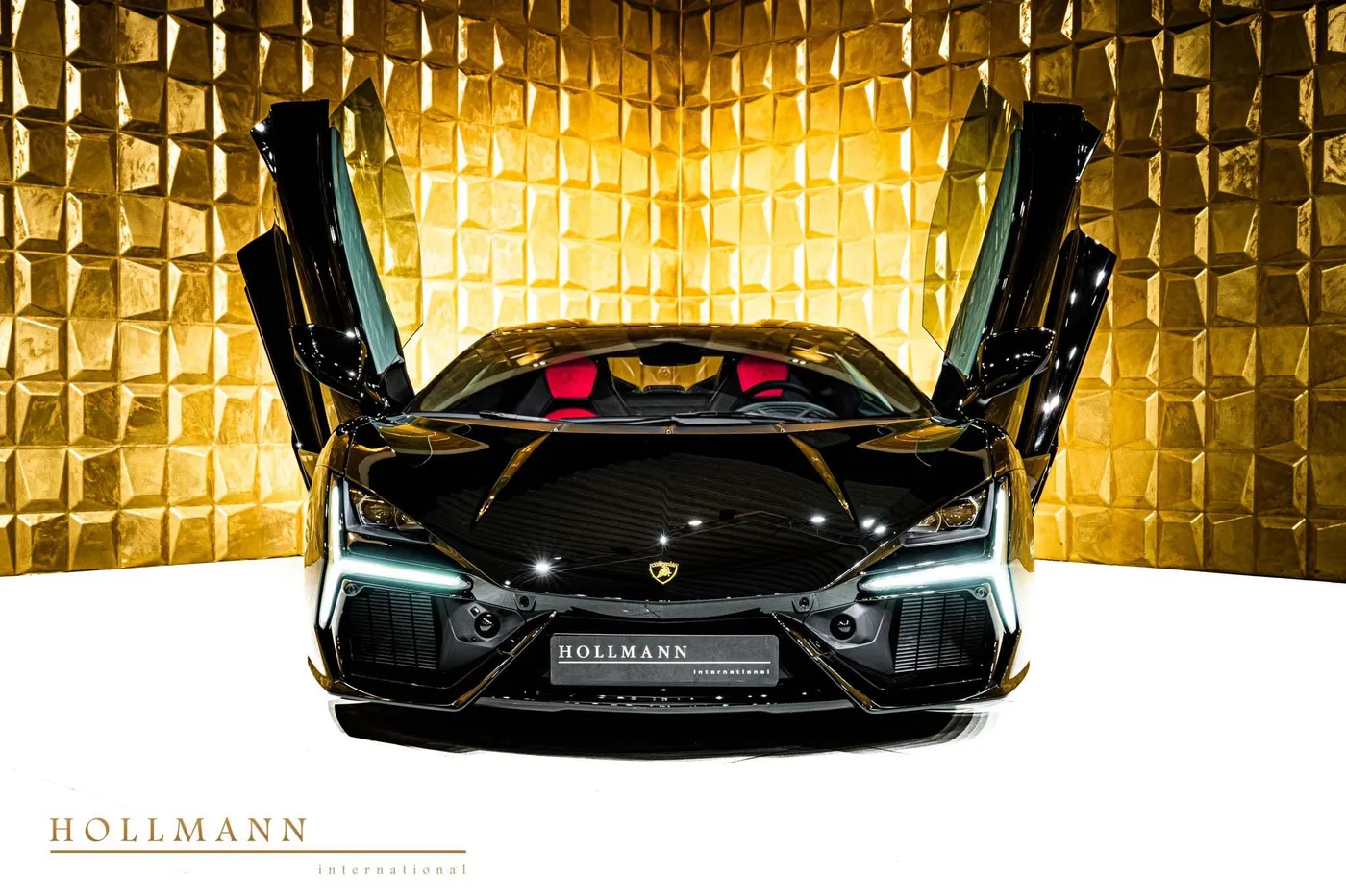 Lamborghini Revuelto offered by a specialist dealer in Stuhr, Germany, photo 3 of 8
