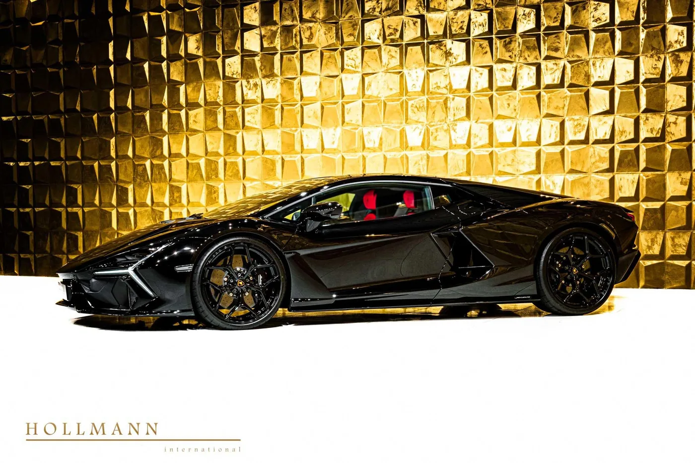 Lamborghini Revuelto offered by a specialist dealer in Stuhr, Germany, photo 4 of 8