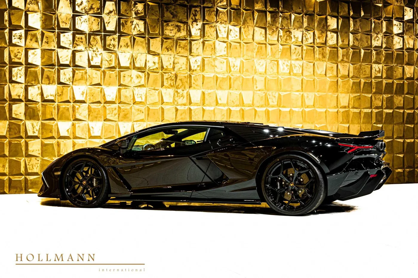 Lamborghini Revuelto offered by a specialist dealer in Stuhr, Germany, photo 5 of 8