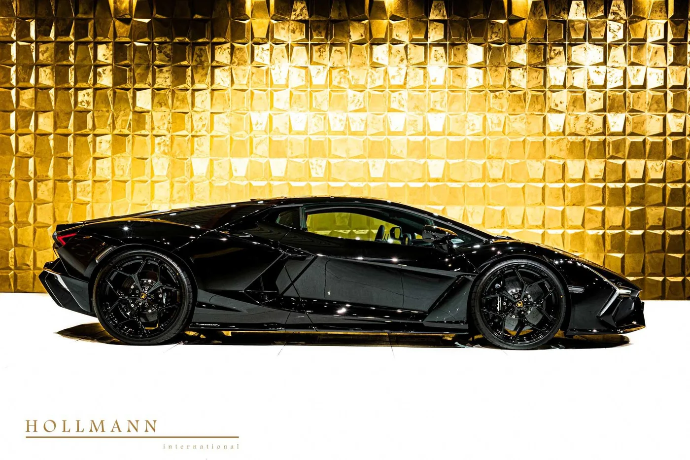 Lamborghini Revuelto offered by a specialist dealer in Stuhr, Germany, photo 8 of 8