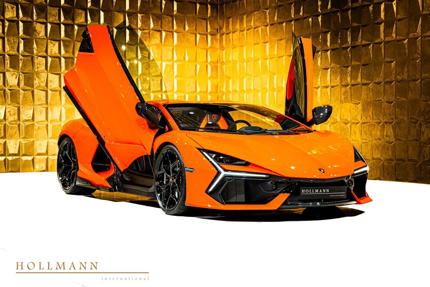 Lamborghini Revuelto offered by a specialist dealer in Stuhr, Germany, photo 2 of 8