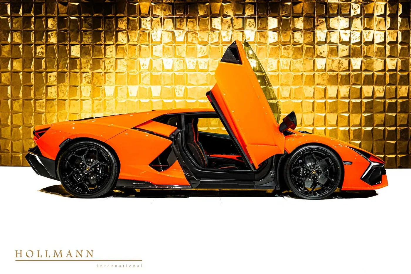 Lamborghini Revuelto offered by a specialist dealer in Stuhr, Germany, photo 3 of 8