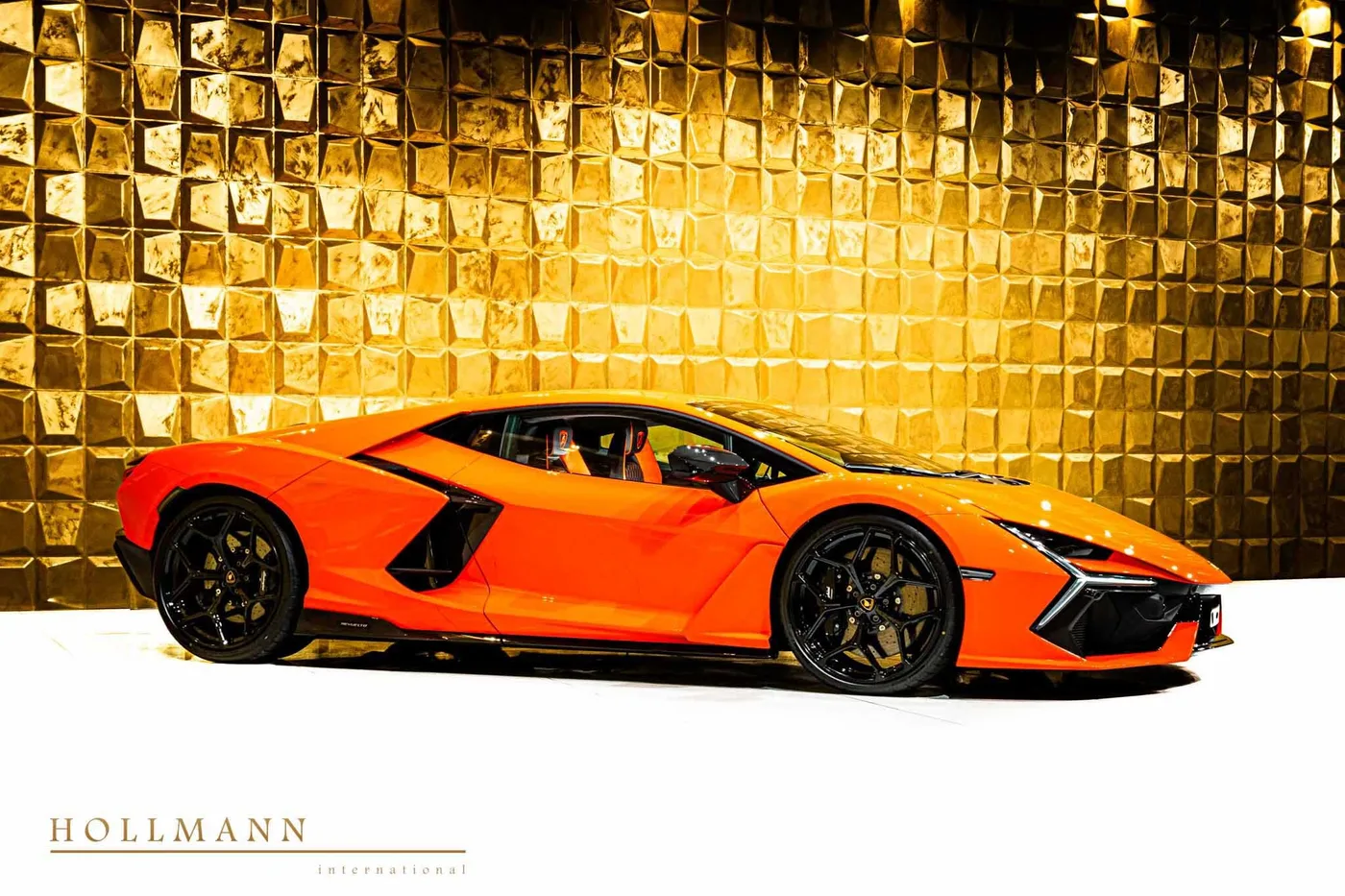 Lamborghini Revuelto offered by a specialist dealer in Stuhr, Germany, photo 4 of 8