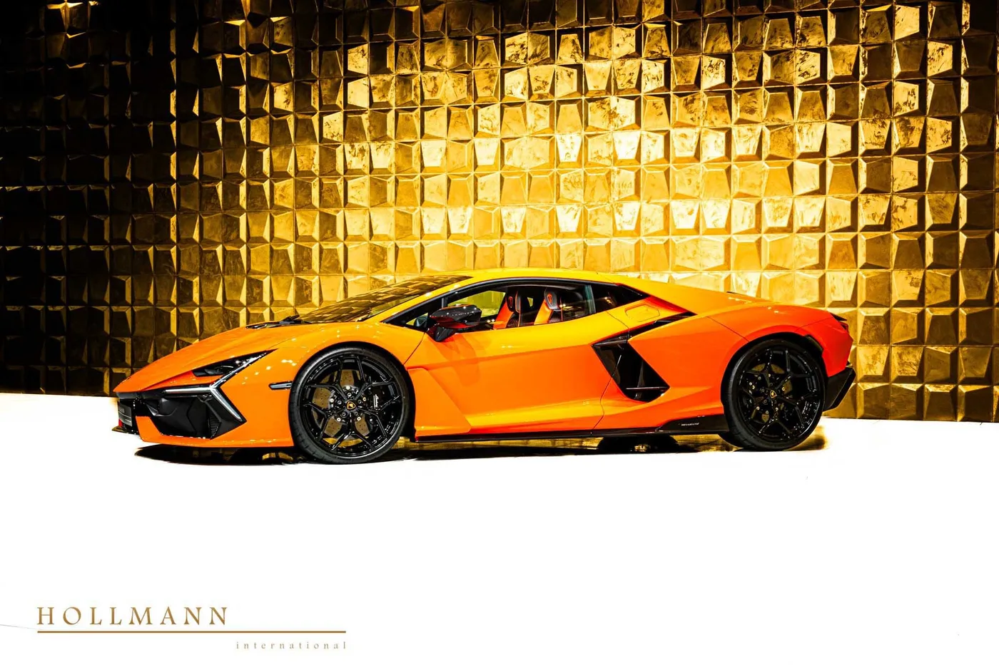 Lamborghini Revuelto offered by a specialist dealer in Stuhr, Germany, photo 5 of 8