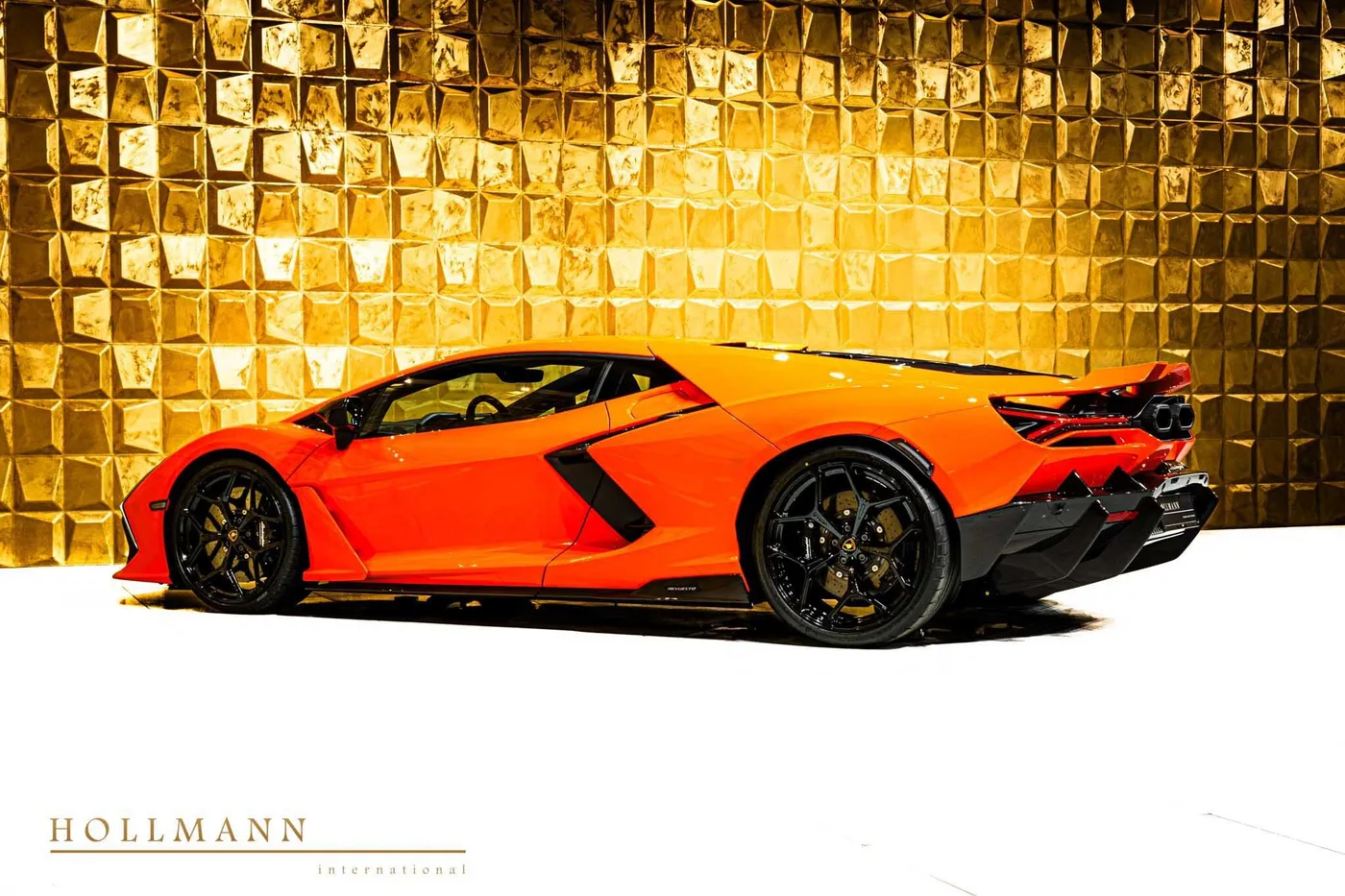 Lamborghini Revuelto offered by a specialist dealer in Stuhr, Germany, photo 6 of 8