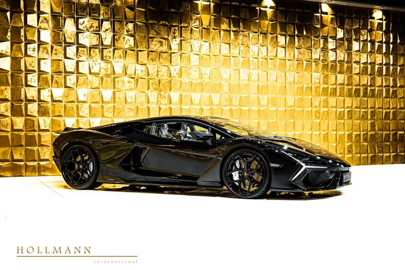 Lamborghini Revuelto offered by a specialist dealer in Stuhr, Germany, photo 2 of 8