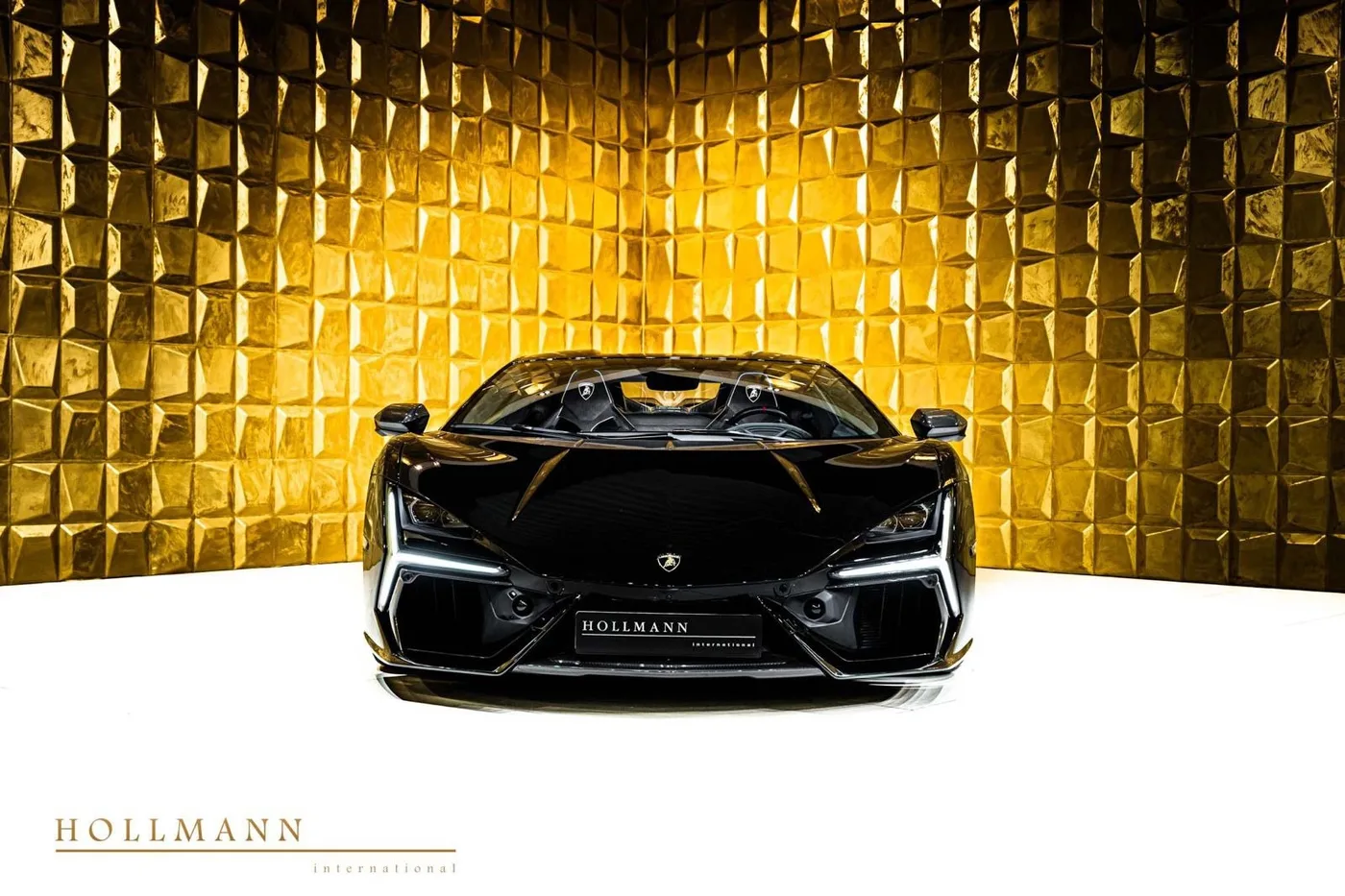Lamborghini Revuelto offered by a specialist dealer in Stuhr, Germany, photo 3 of 8