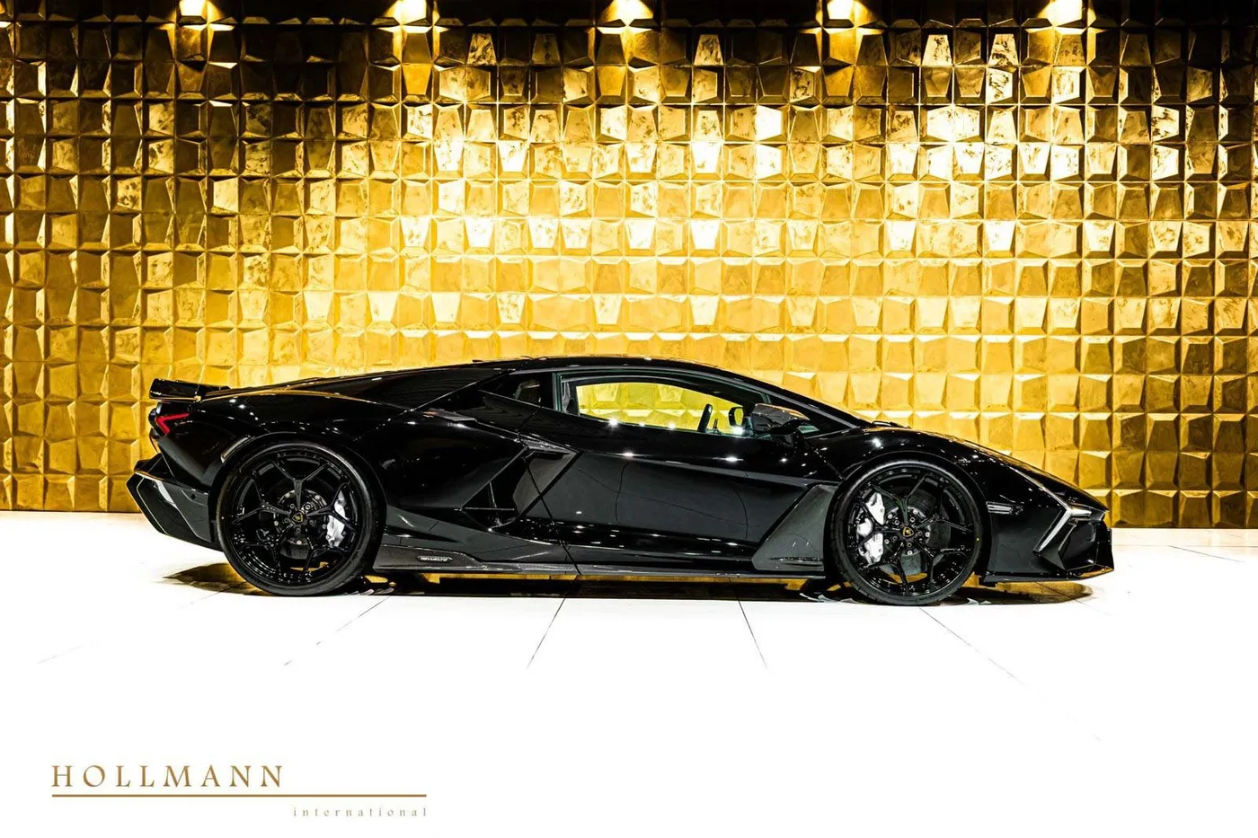 Lamborghini Revuelto offered by a specialist dealer in Stuhr, Germany, photo 4 of 8