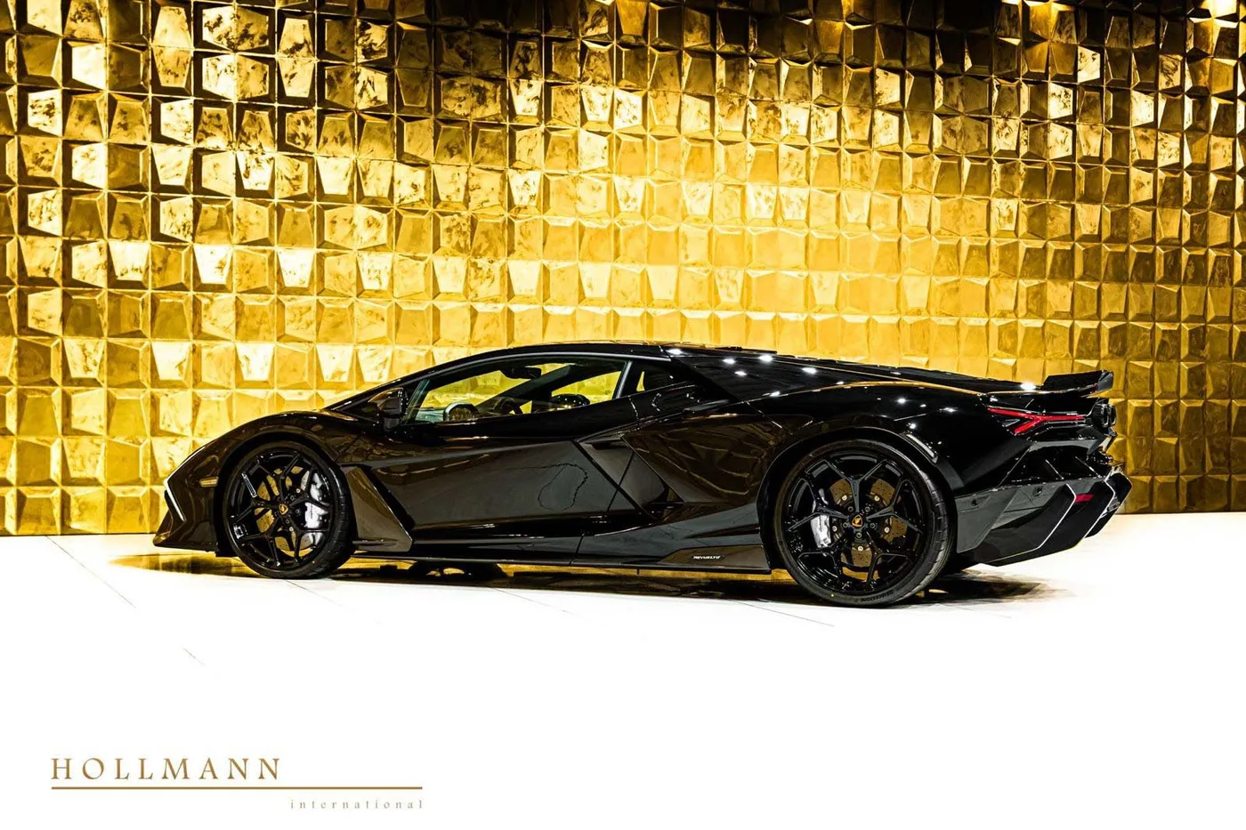 Lamborghini Revuelto offered by a specialist dealer in Stuhr, Germany, photo 5 of 8