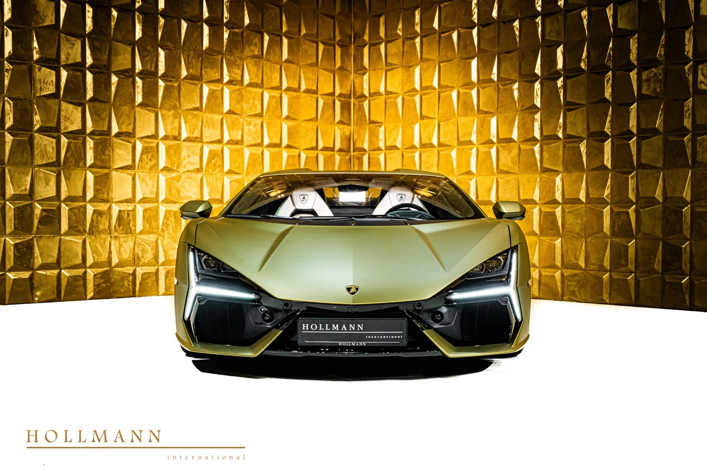 Lamborghini Revuelto offered by a specialist dealer in Stuhr, Germany, photo 2 of 8