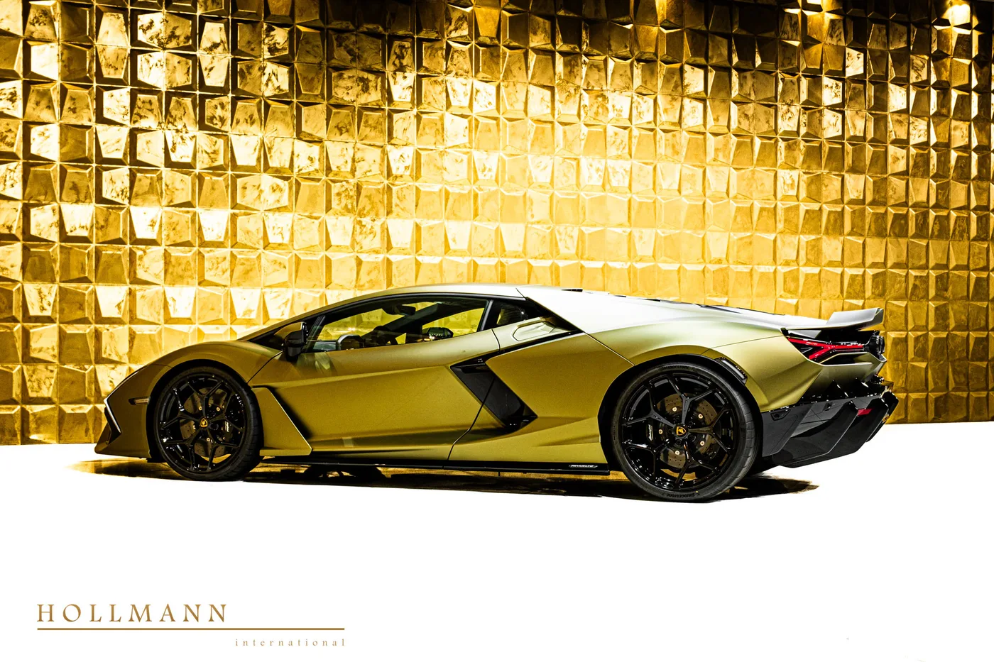 Lamborghini Revuelto offered by a specialist dealer in Stuhr, Germany, photo 4 of 8