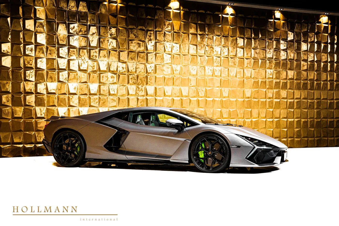 Lamborghini Revuelto offered by a specialist dealer in Stuhr, Germany, photo 2 of 8