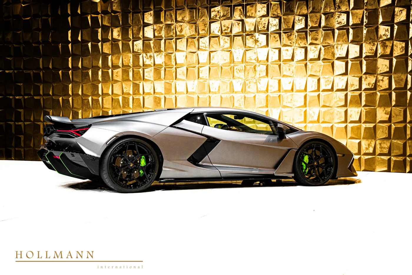 Lamborghini Revuelto offered by a specialist dealer in Stuhr, Germany, photo 3 of 8