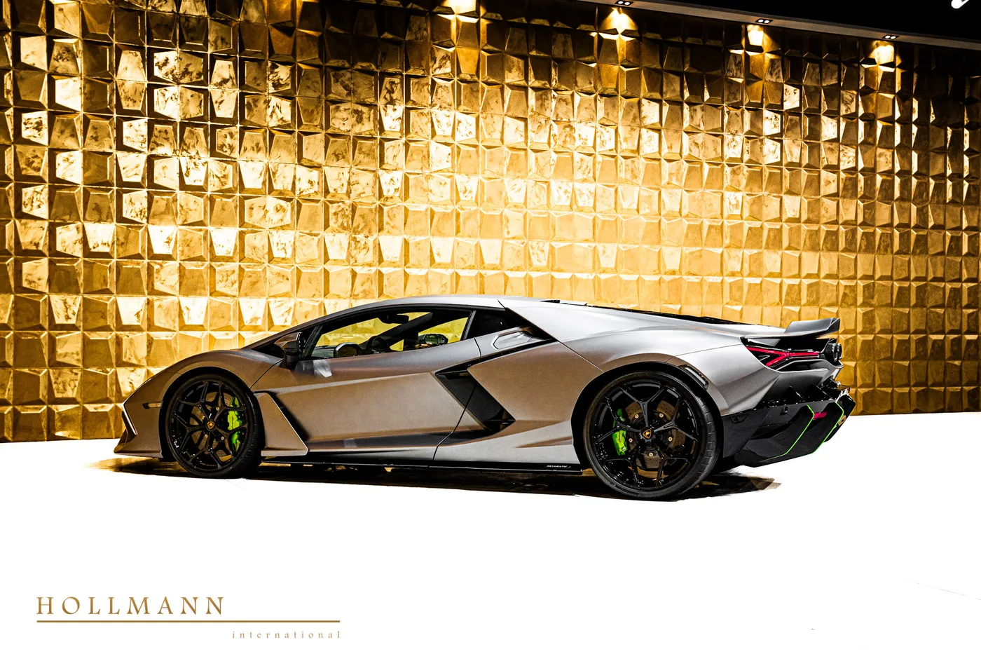 Lamborghini Revuelto offered by a specialist dealer in Stuhr, Germany, photo 5 of 8