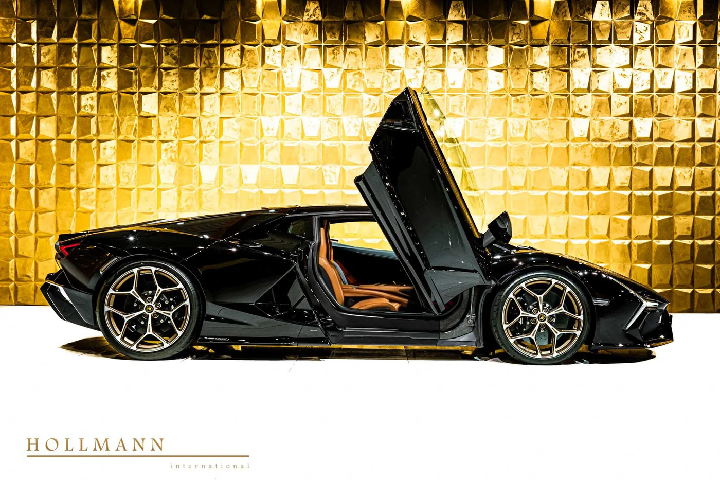 Lamborghini Revuelto offered by a specialist dealer in Stuhr, Germany, photo 2 of 8