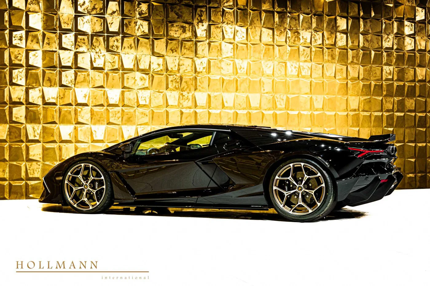 Lamborghini Revuelto offered by a specialist dealer in Stuhr, Germany, photo 5 of 8