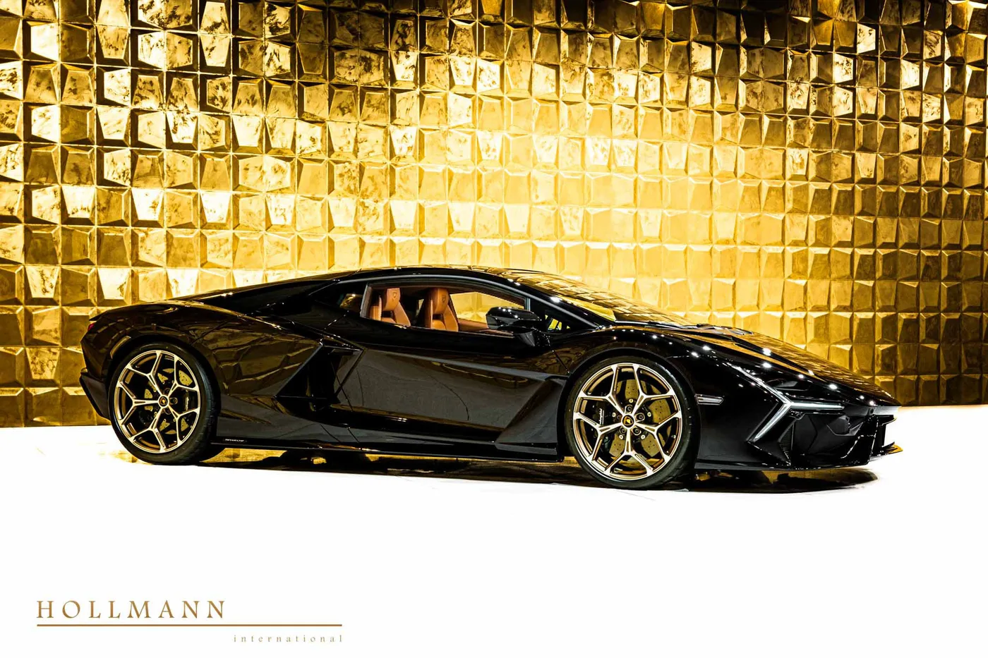 Lamborghini Revuelto offered by a specialist dealer in Stuhr, Germany, photo 6 of 8