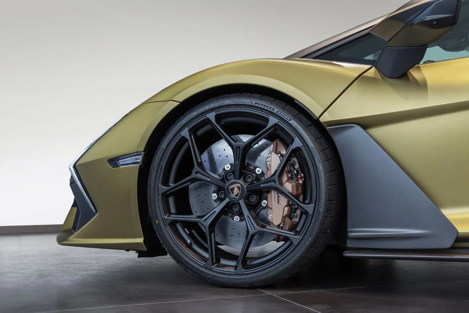 Lamborghini Revuelto, 10/30