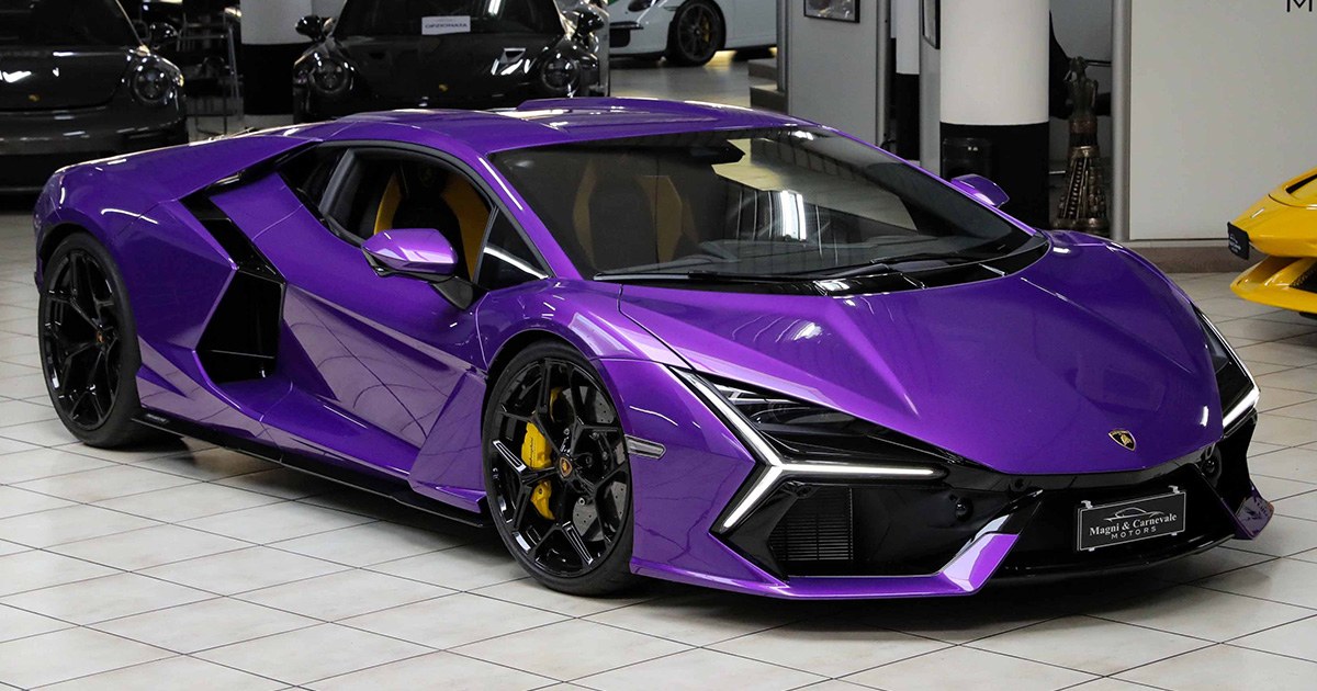 Lamborghini Revuelto proposée par un concessionnaire spécialisé à Milan, Italie, photo principale