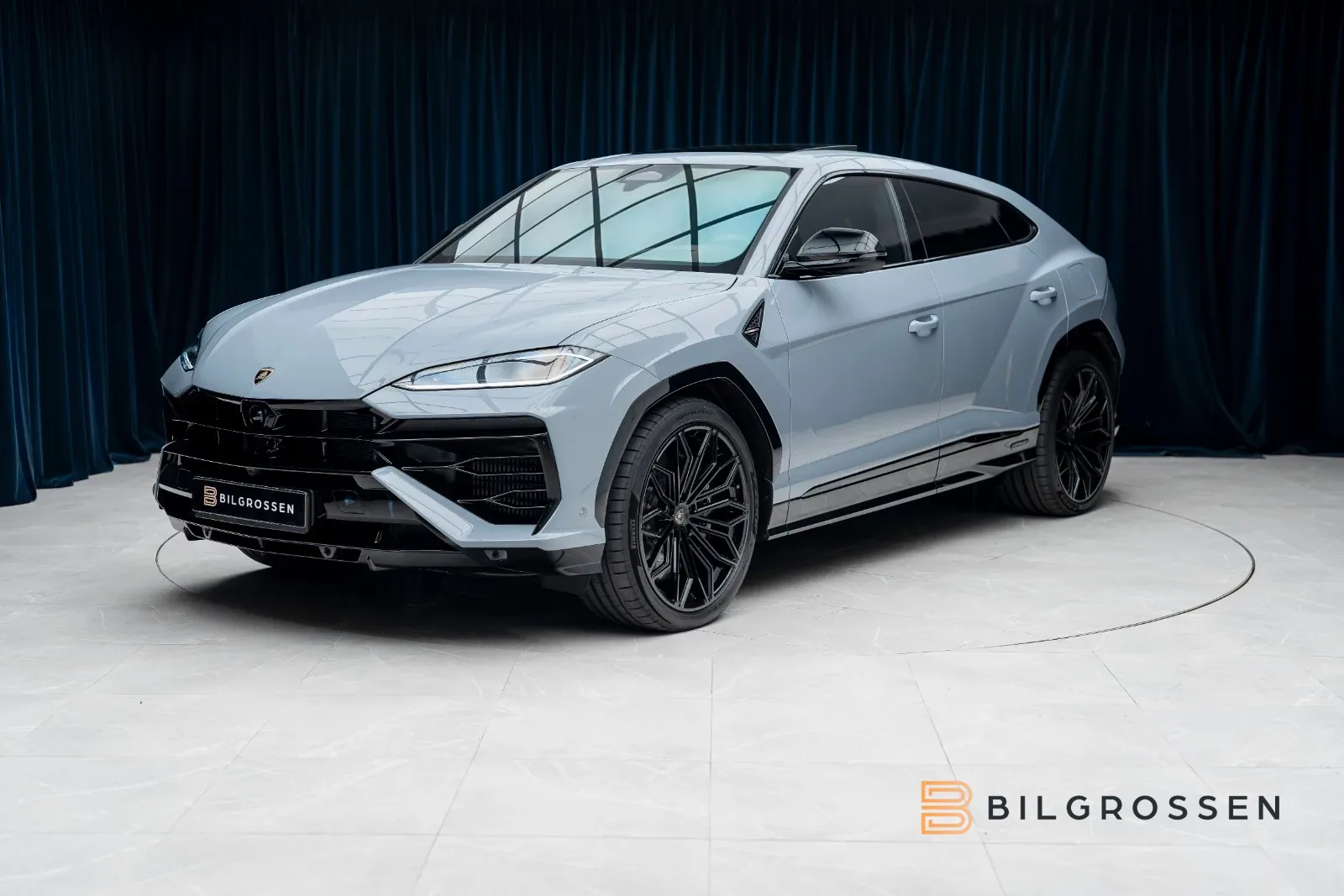 Lamborghini Urus SE proposée par un concessionnaire spécialisé à Täby, Suède, photo principale