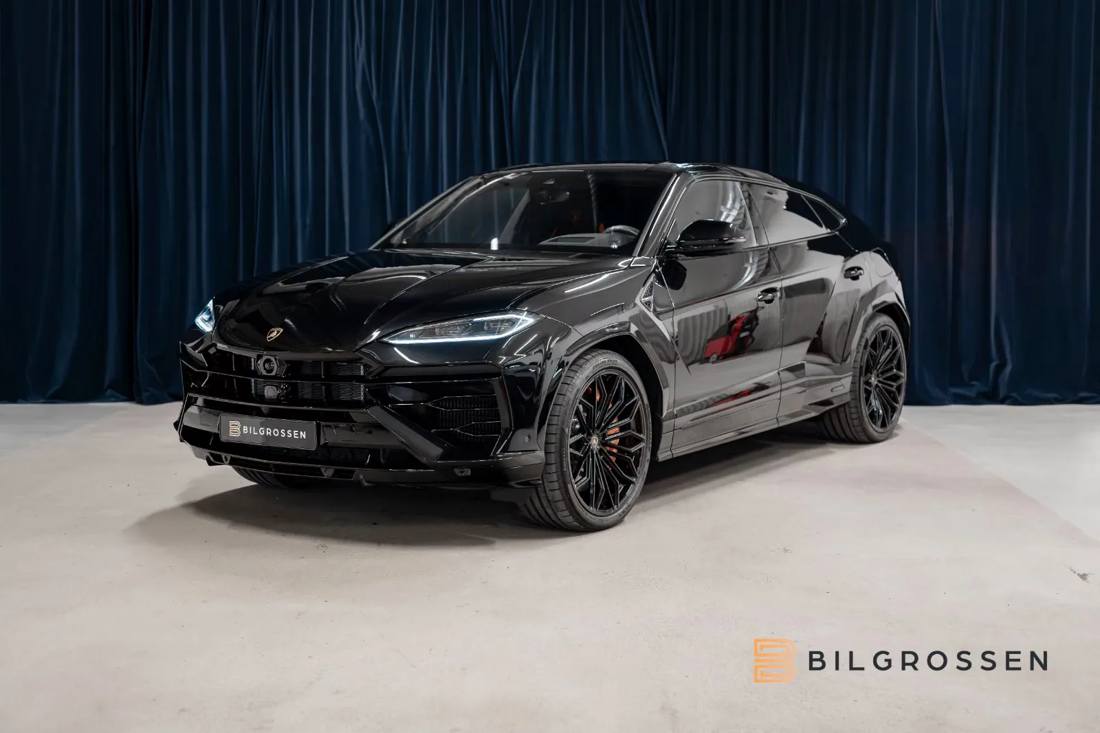 Lamborghini Urus SE proposée par un concessionnaire spécialisé à Täby, Suède, photo principale