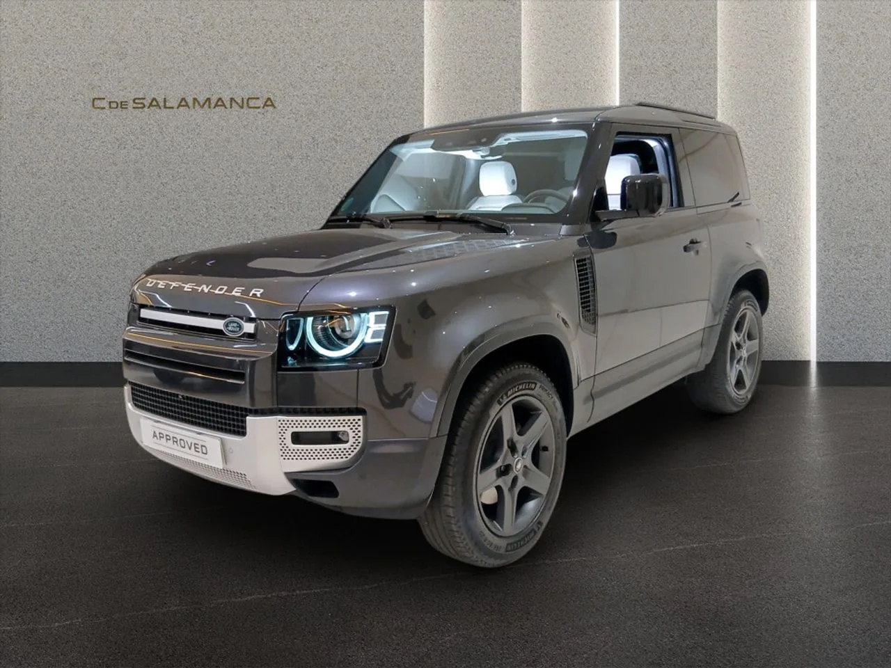 Land Rover Defender angeboten von einem Fachhändler in Madrid, Hauptfoto