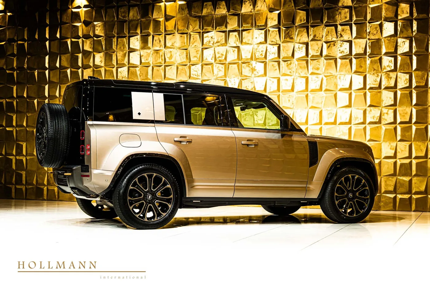 Land Rover Defender OCTA P635 sold by a specialist dealer in Stuhr, Germany, photo 2 of 8
