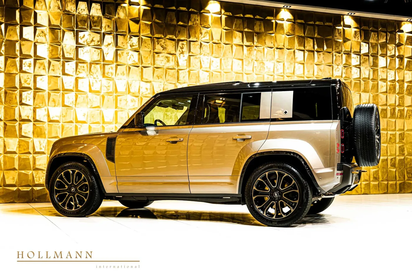Land Rover Defender OCTA P635 sold by a specialist dealer in Stuhr, Germany, photo 4 of 8