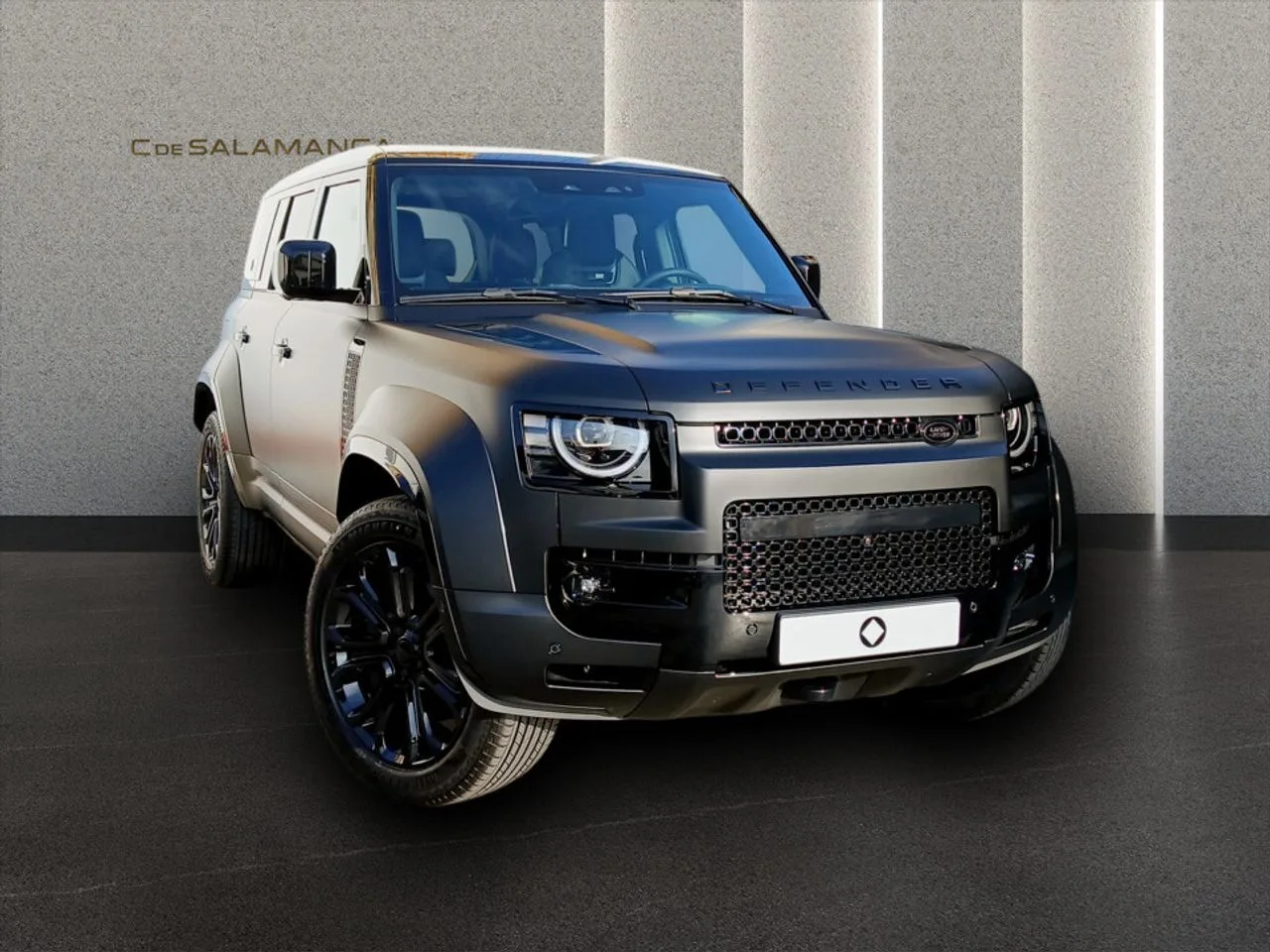 Land Rover Defender OCTA Black angeboten von einem Fachhändler in Marbella, Hauptfoto