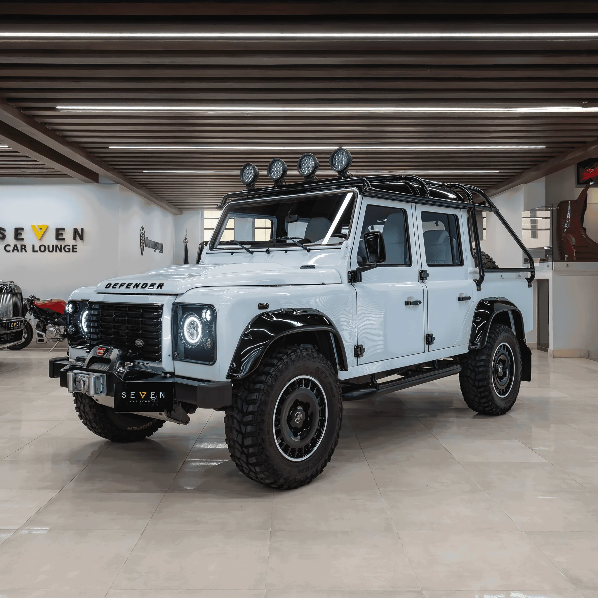 2025 Land Rover Defender angeboten von einem Supersportwagenhändler in Riyadh, Saudi-Arabien, Hauptfoto