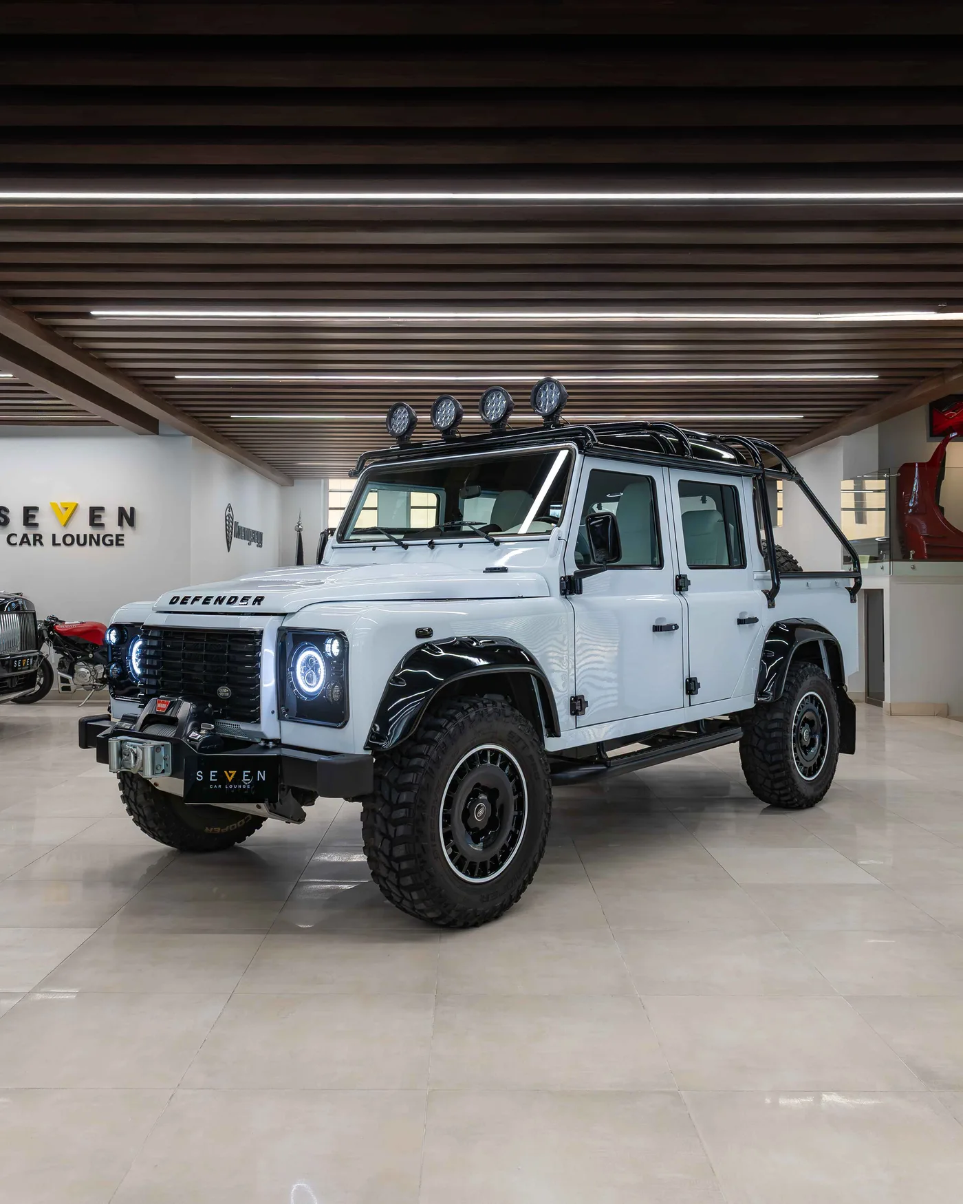 2025 Land Rover Defender angeboten von einem Supersportwagenhändler in Riyadh, Saudi-Arabien, Foto 2 von 20