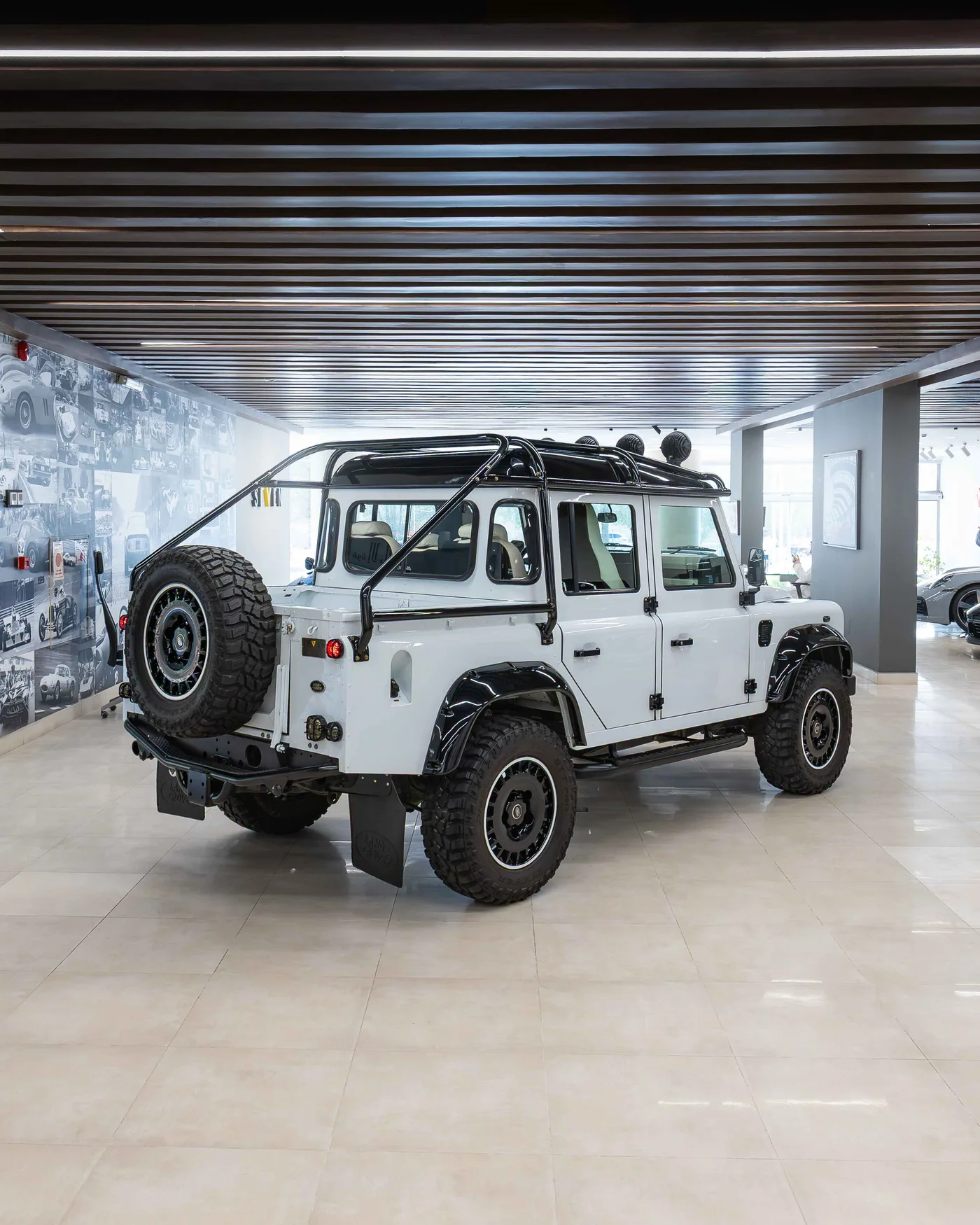 2025 Land Rover Defender angeboten von einem Supersportwagenhändler in Riyadh, Saudi-Arabien, Foto 8 von 20