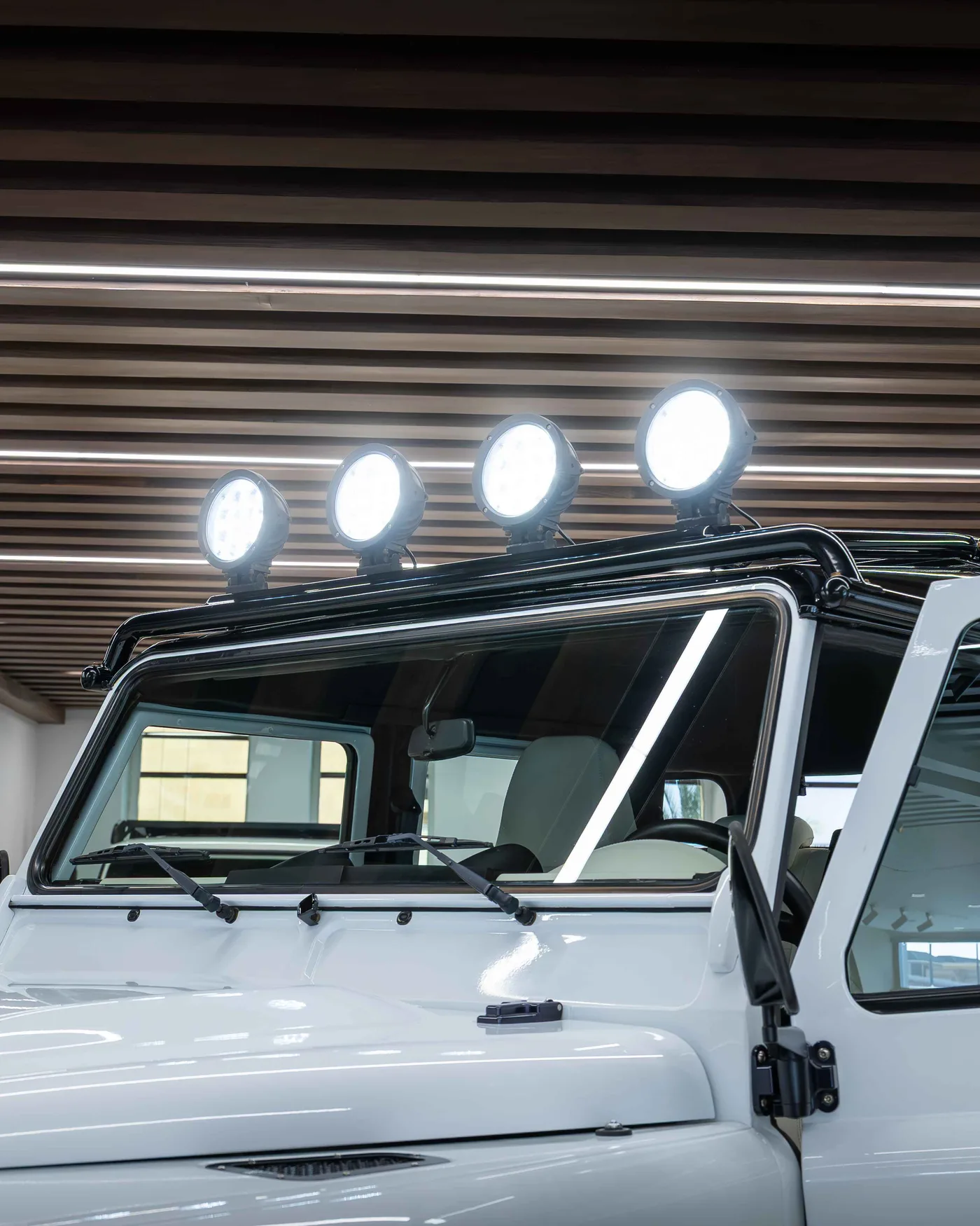2025 Land Rover Defender angeboten von einem Supersportwagenhändler in Riyadh, Saudi-Arabien, Foto 9 von 20
