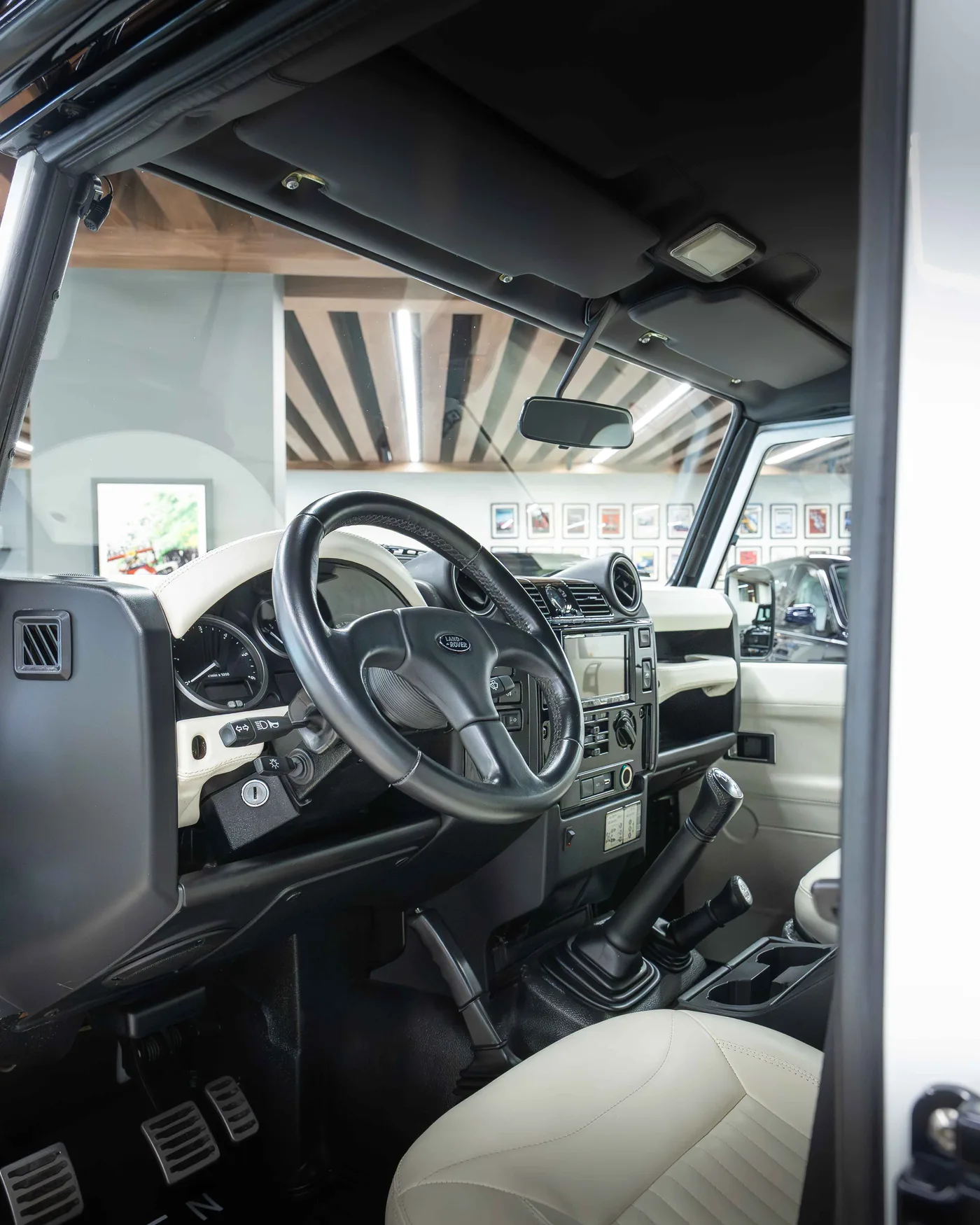 2025 Land Rover Defender angeboten von einem Supersportwagenhändler in Riyadh, Saudi-Arabien, Foto 10 von 20