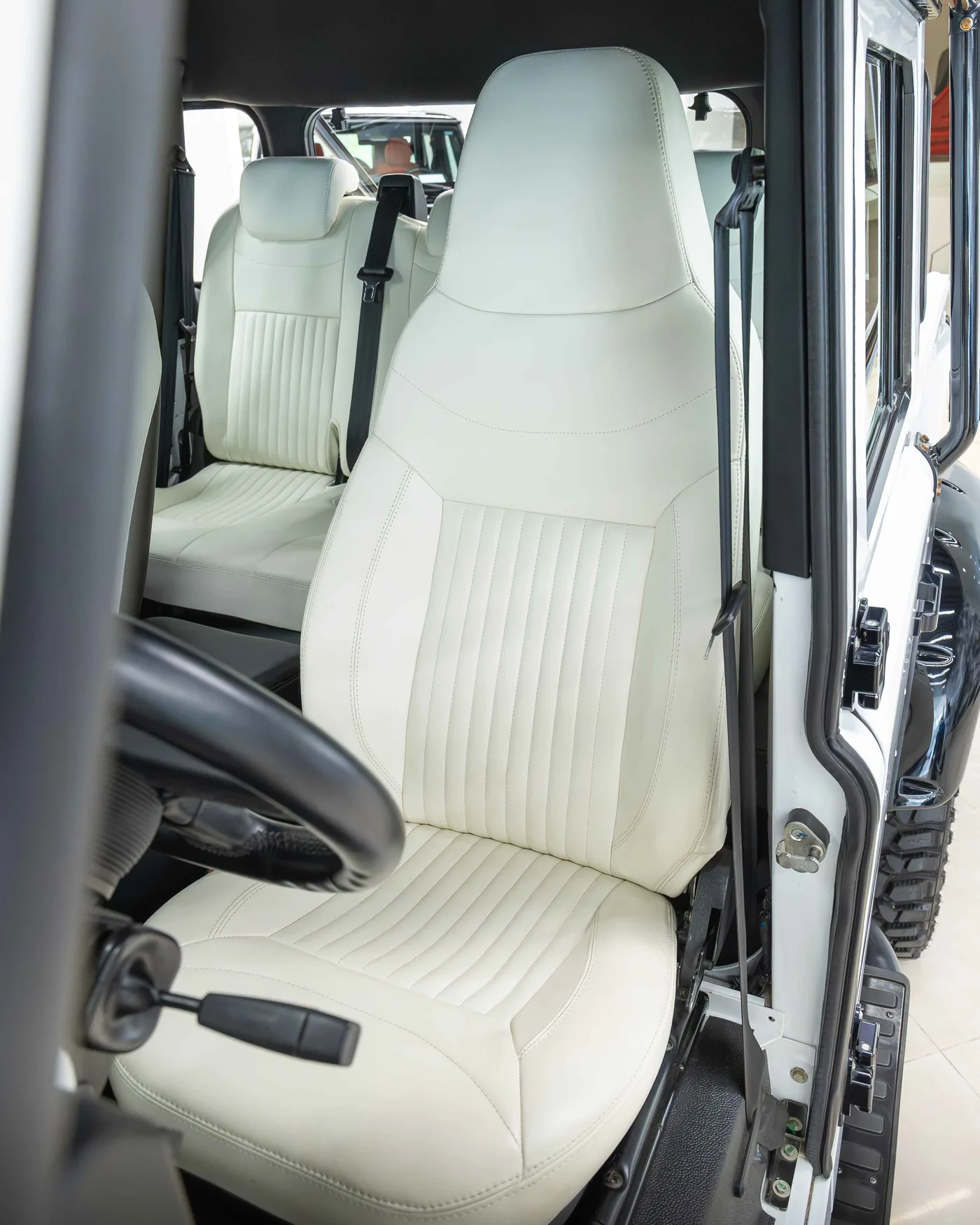 2025 Land Rover Defender angeboten von einem Supersportwagenhändler in Riyadh, Saudi-Arabien, Foto 14 von 20