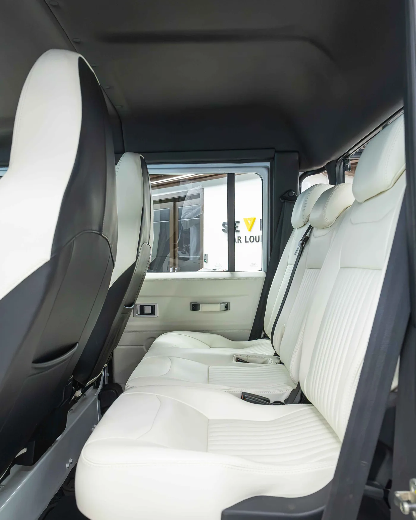 2025 Land Rover Defender angeboten von einem Supersportwagenhändler in Riyadh, Saudi-Arabien, Foto 16 von 20